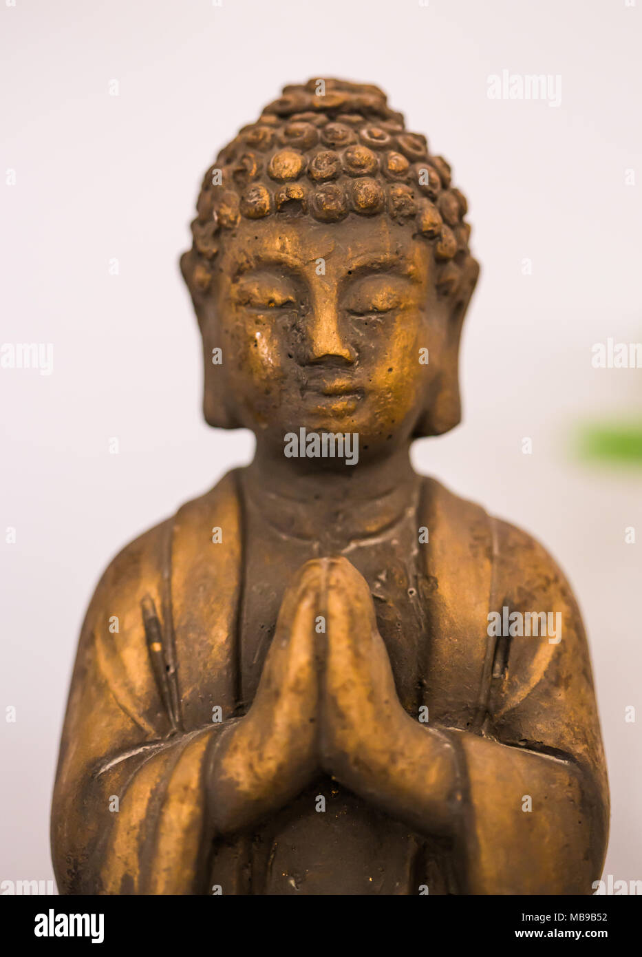 Belle statue de bouddha mettre les paumes des mains ensemble dans salute./ Buddha statue Banque D'Images