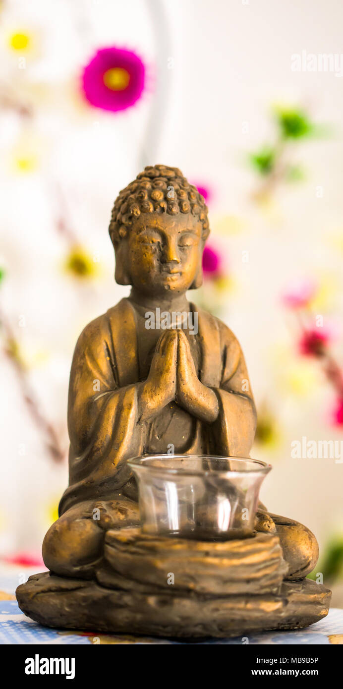 Belle statue de bouddha mettre les paumes des mains ensemble dans salute./ Buddha statue Banque D'Images