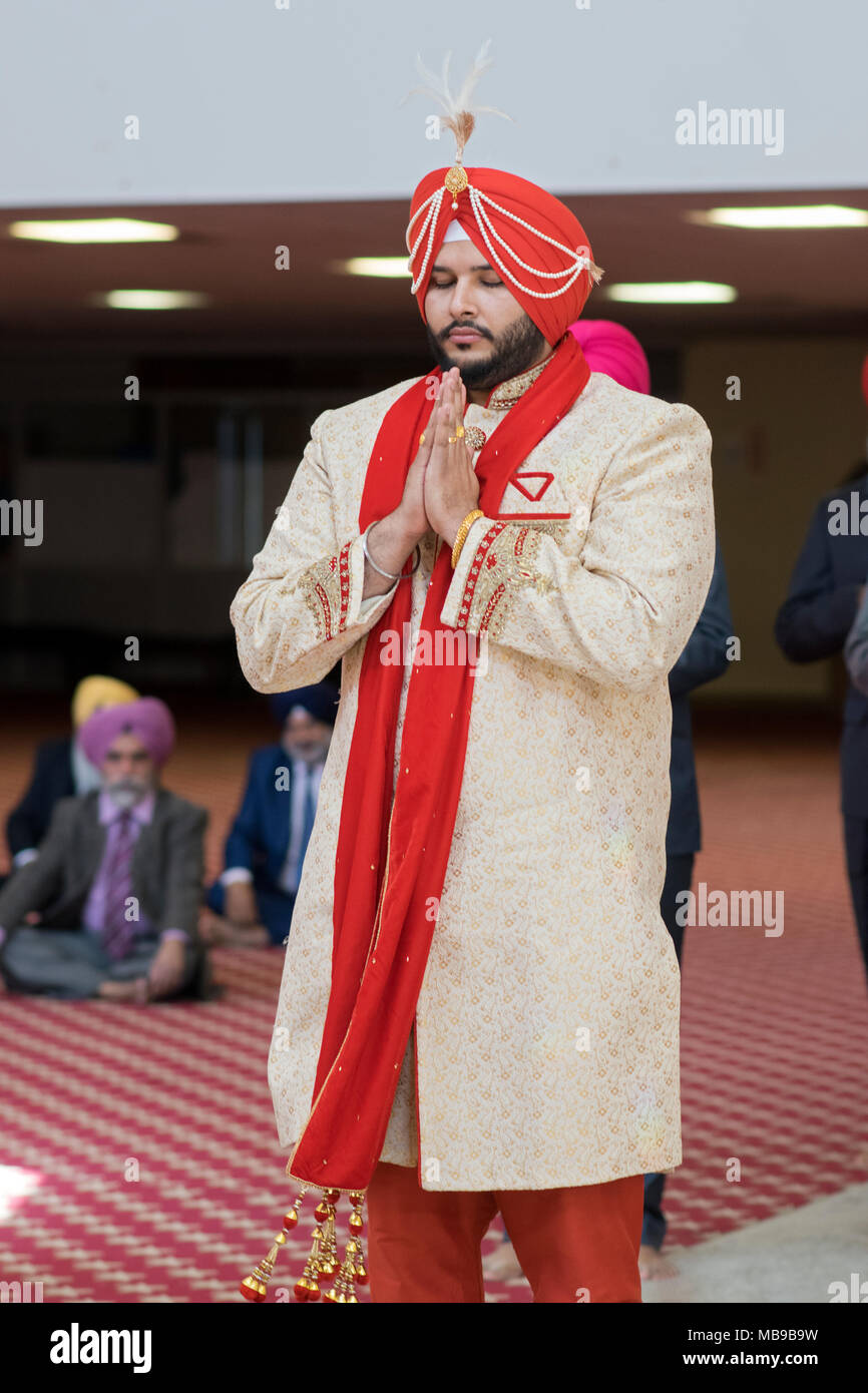 Le sikh groom dans un temple juste avant sa cérémonie de mariage dans la région de Richmond Hill, dans le Queens à New York. Banque D'Images