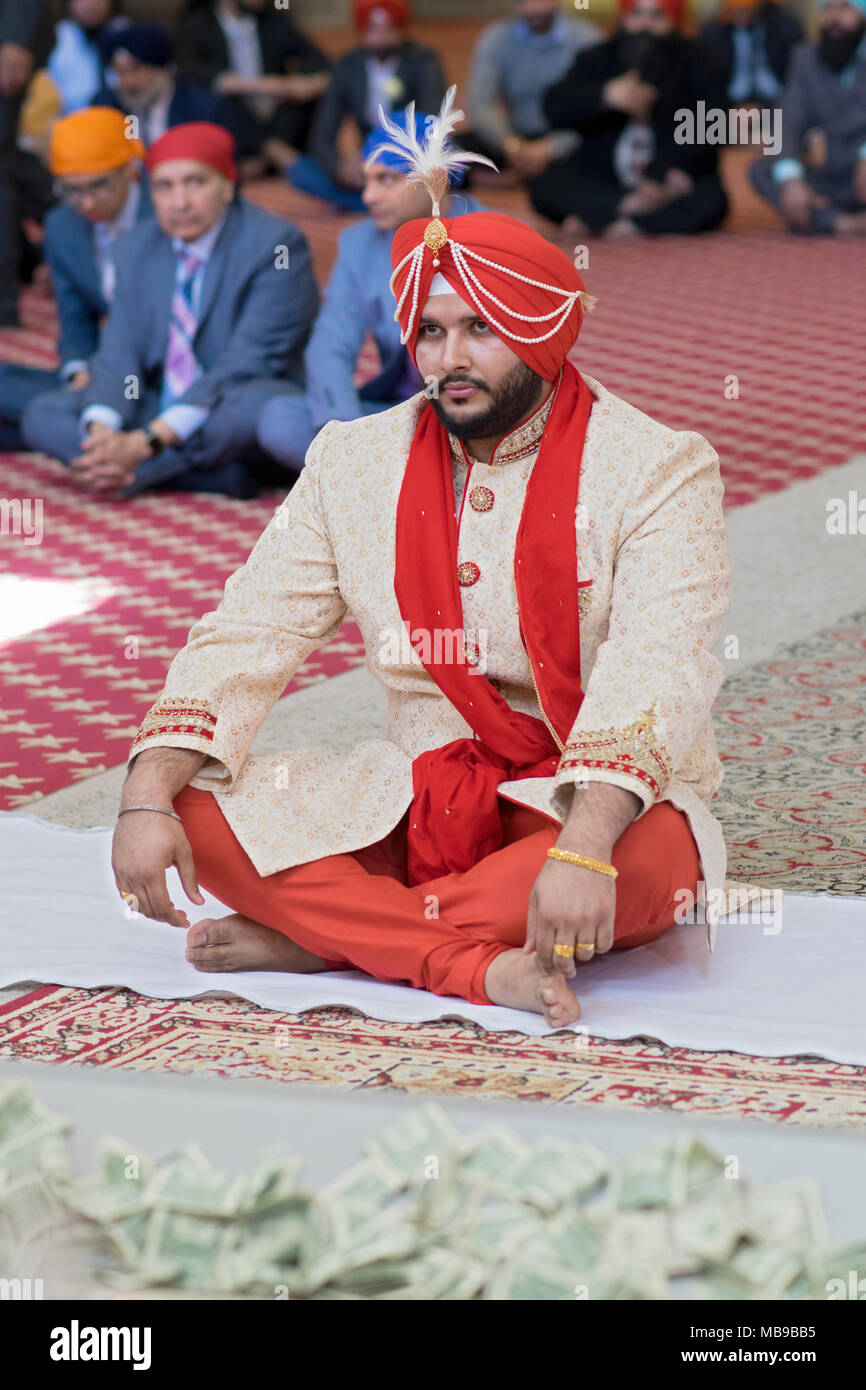 Le sikh groom dans un temple juste avant sa cérémonie de mariage dans la région de Richmond Hill, dans le Queens à New York. Banque D'Images