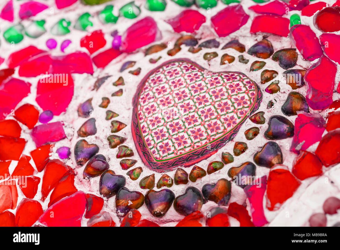 Forme de coeur de couleur de mur . Fait à partir de " " Le Benjarong sont nom de Thai porcelaine avec dessins en cinq couleurs à Wat phasornkaew à bauvin Phetchabun Banque D'Images