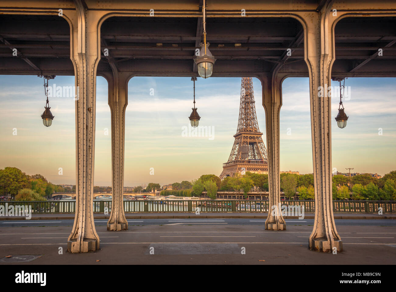Pont Bir Hakeim, de la tour Eiffel en arrière-plan, Paris France Banque D'Images