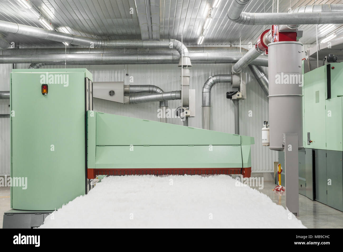 Carde au filage atelier. l'équipement et des technologies à l'usine textile Banque D'Images