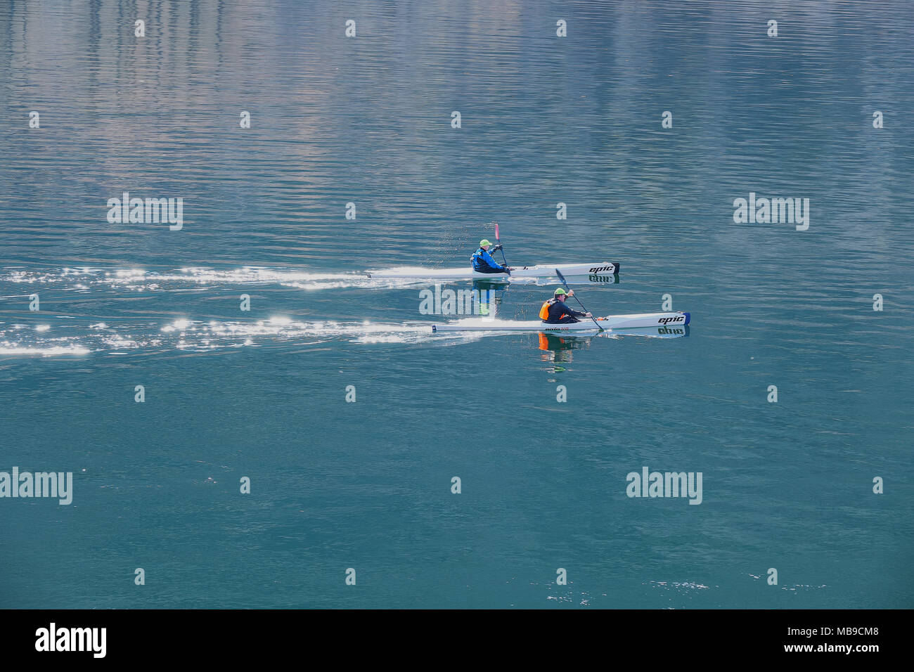 Ecosse Loch Leven Deux hommes sur un lac en kayak Banque D'Images