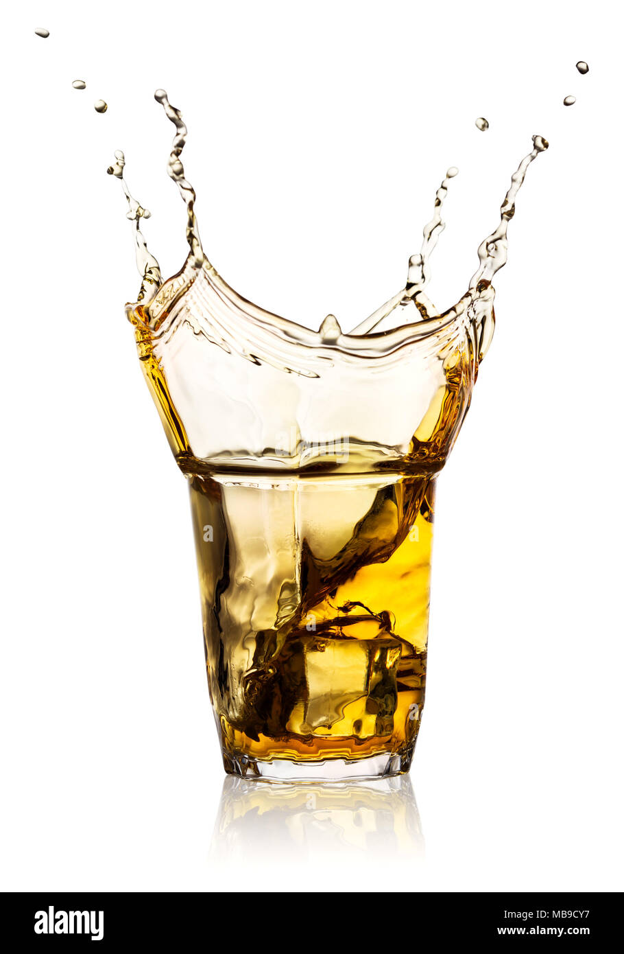 Splash en transparent verre de whisky isolé sur fond blanc Banque D'Images