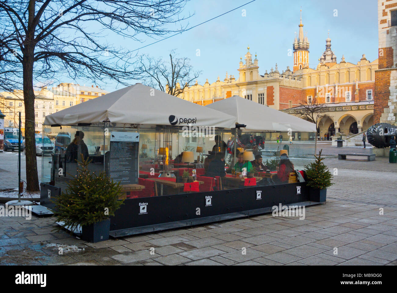 L'heure d'hiver terrasse, Rynek Glowny, la place de la vieille ville de Cracovie, Pologne Malopolska Banque D'Images