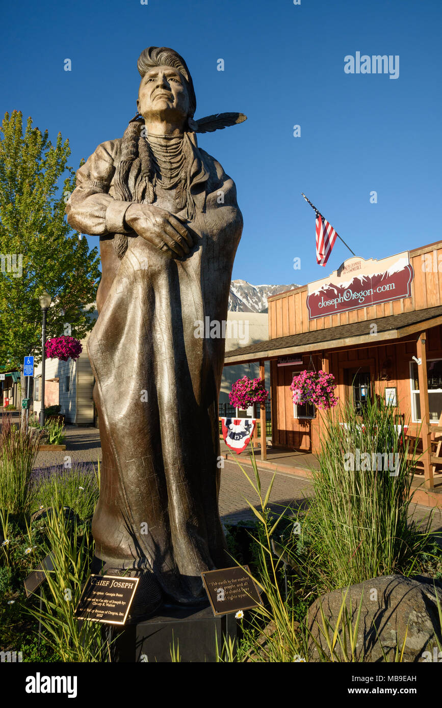 Sculpture en bronze de chef Joseph par Georgia Brown dans le centre-ville de Joseph, de l'Oregon. Banque D'Images