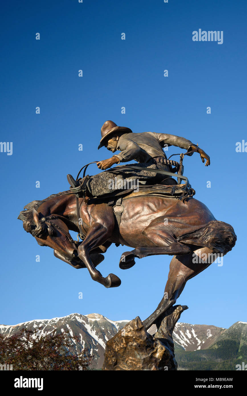 'Attitude Adjustment" sculpture en bronze de cowboy et tronçonnage bronco par Austin Barton dans le centre-ville de Joseph, de l'Oregon. Banque D'Images
