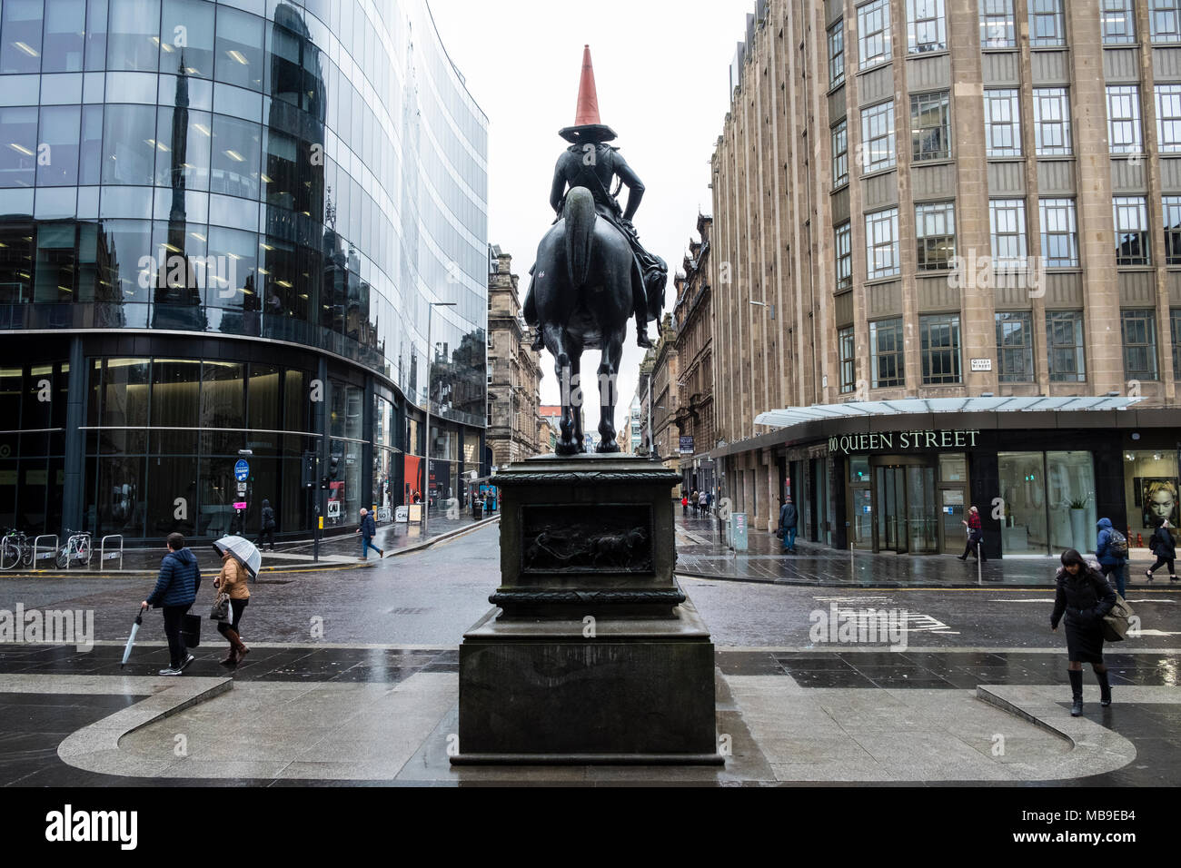 Vue de la statue de Wellington avec cône de circulation sur la tête à l'extérieur Musée d'Art Moderne à Glasgow, Ecosse, Royaume-Uni Banque D'Images