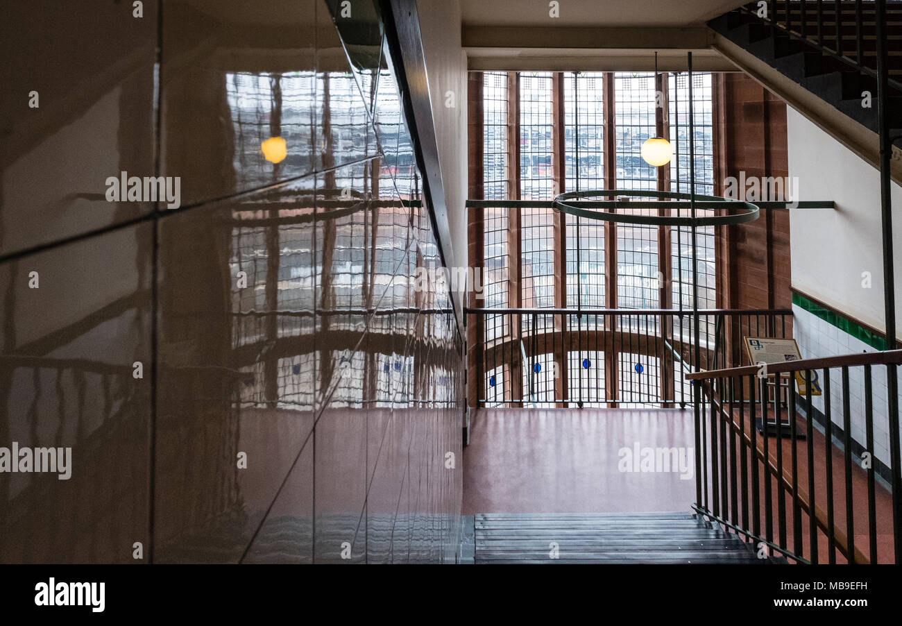 Réflexions à l'intérieur escalier de l'École de Scotland Street , conçu par Charles Rennie Mackintosh, à Glasgow, Ecosse, Royaume-Uni Banque D'Images