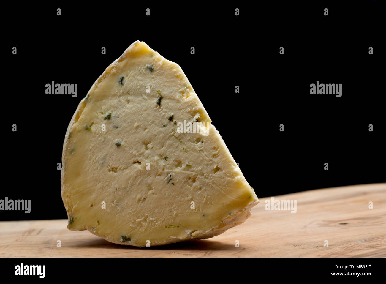 Une cale de l'ail et ciboulette rustique Sharpham fromage fabriqué dans le sud du Devon England UK. Banque D'Images