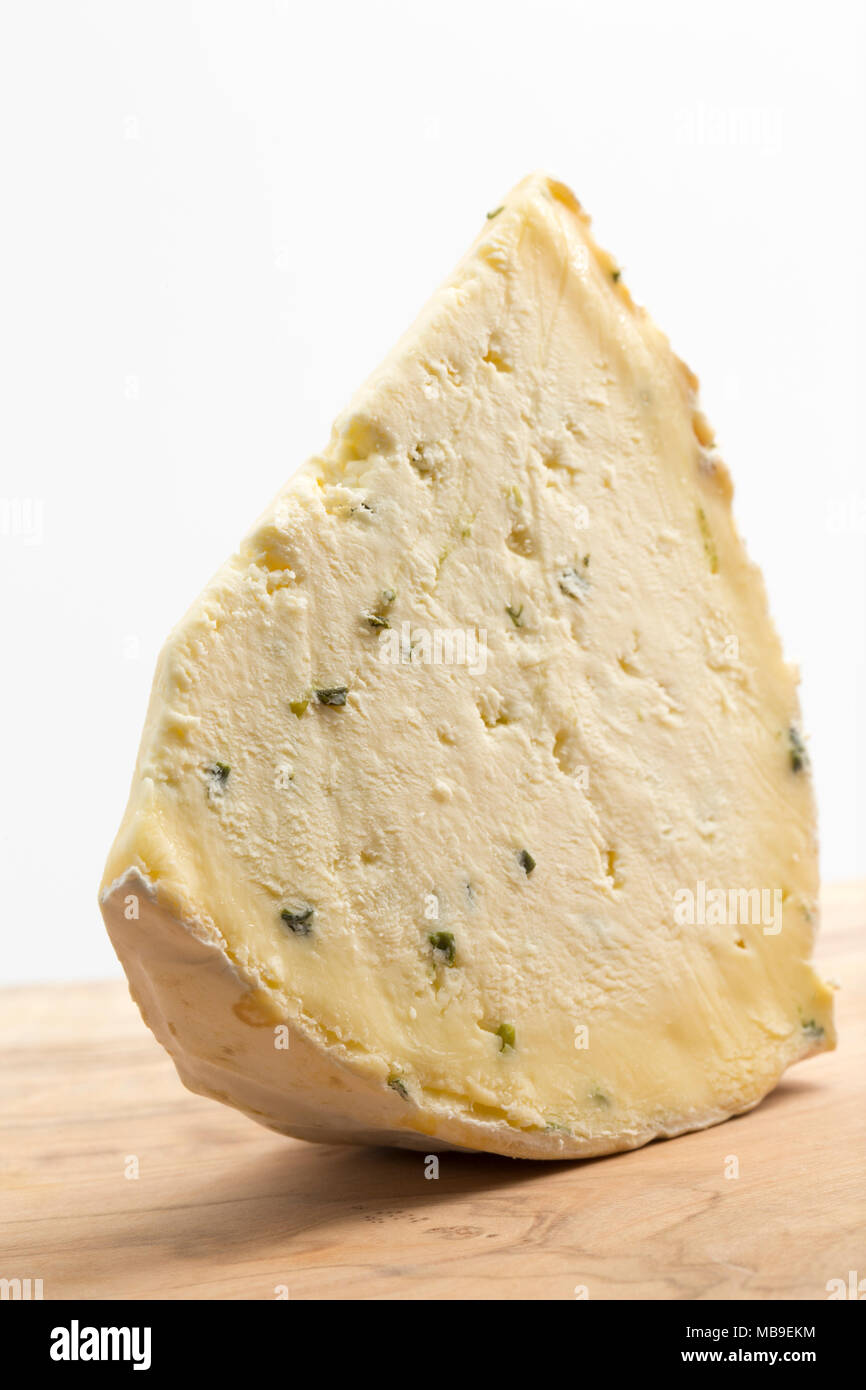 Une cale de l'ail et ciboulette rustique Sharpham fromage fabriqué dans le sud du Devon England UK. Banque D'Images
