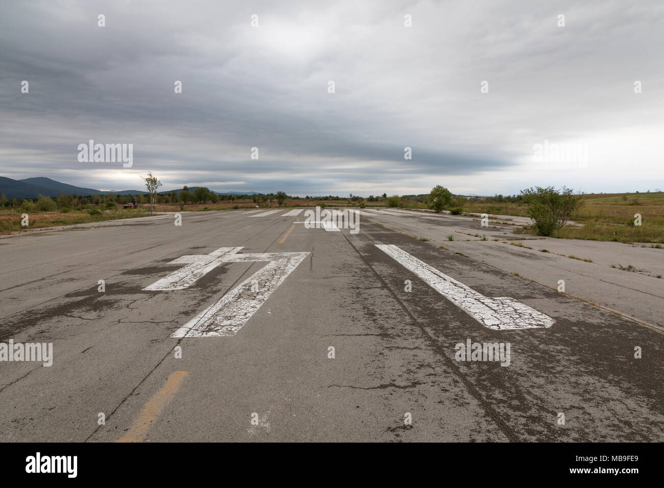 Atterrissage à l'aérodrome de secret militaire abandonné ancien Zeljava en Croatie Banque D'Images