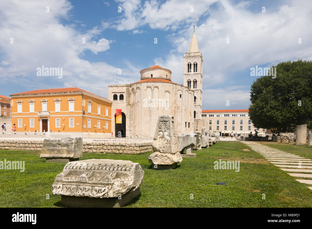 Romain archéologique antique se trouve en face de l'église Saint-donat, Zadar, Croatie Banque D'Images