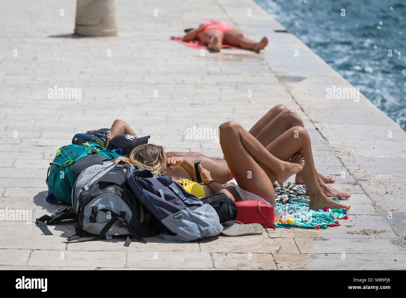 Relaxing couple de backpackers au quai de Zadar, Croatie Banque D'Images