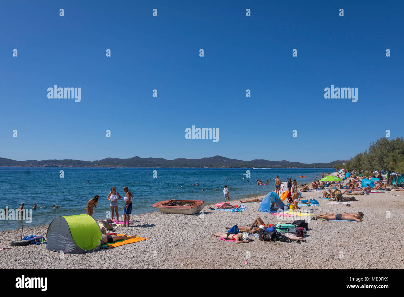 Les touristes se détendre, bronzer et nager sur la plage Méditerranéenne, Zadar, Croatie Banque D'Images