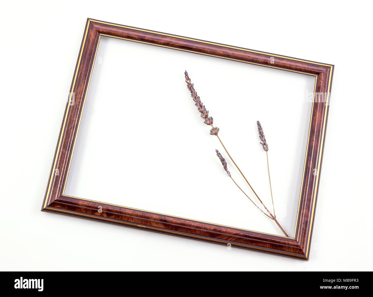 Cadre en bois classique, vintage frame isolé sur fond blanc, avec chemin de détourage. Banque D'Images
