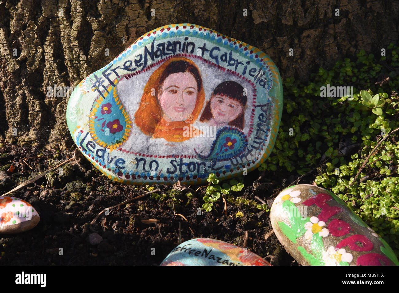 Nazanin Zachery-Ratcliffe avec sa fille Gabriella peinte sur un caillou dans le cadre de la campagne pour la libérer de prison en Iran,London.UK Banque D'Images