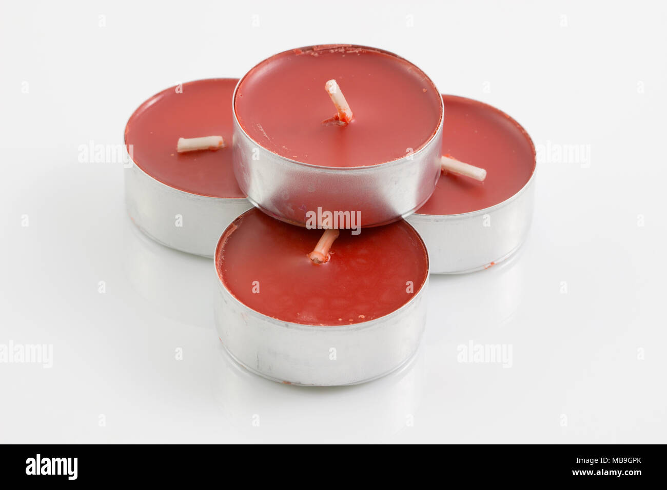Aroma candles, éteint bougie rouge isolé sur fond blanc Photo Stock - Alamy