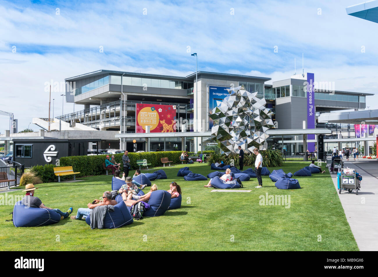 La nouvelle zelande Christchurch Nouvelle zélande christchurch airport terminal extérieur des bâtiments des gens assis sur des poufs l'aéroport de Christchurch en Nouvelle-Zélande Banque D'Images