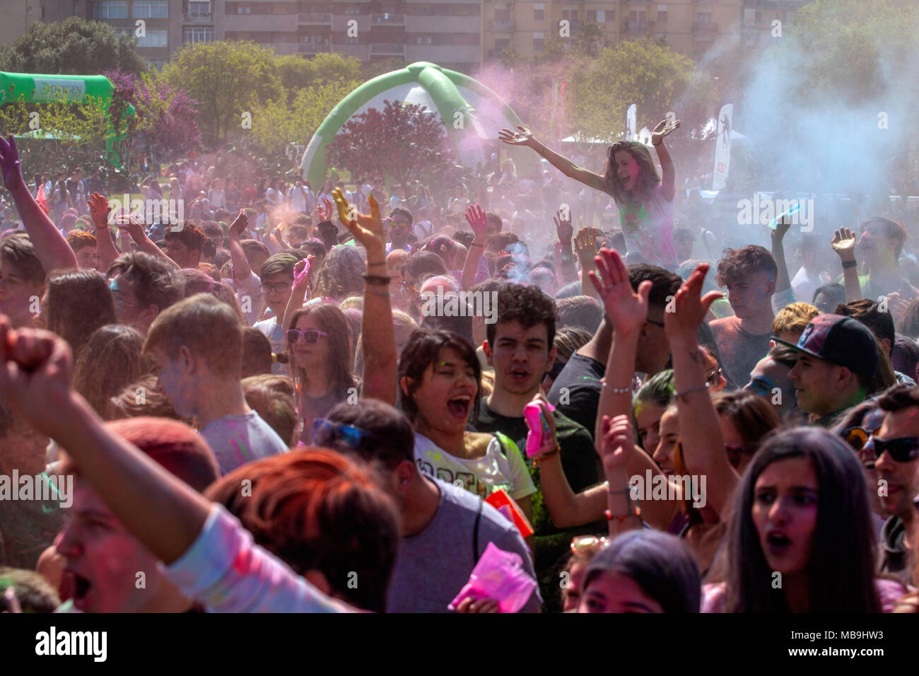 Les gens célébrant la Fête du Printemps (fête des couleurs) à Palerme, Italie. Banque D'Images