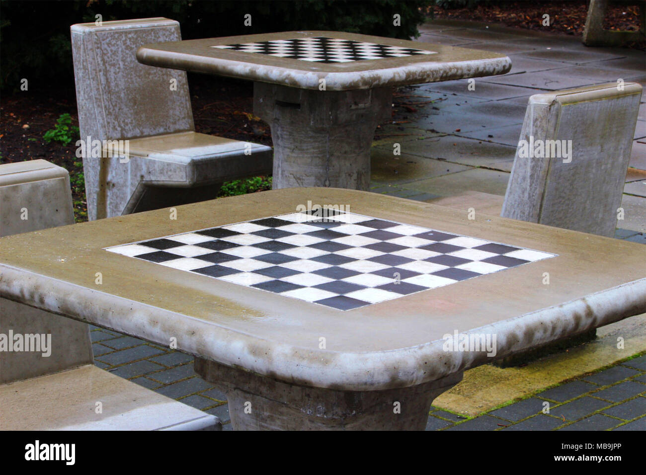 Les tables d'échecs rue abandonnée en douche de pluie de printemps Banque D'Images