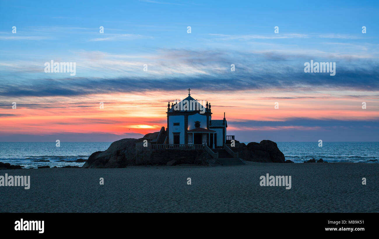 Senhor da Pedra chapelle au coucher du soleil, Plage de Miramar à Porto, Portugal. Banque D'Images