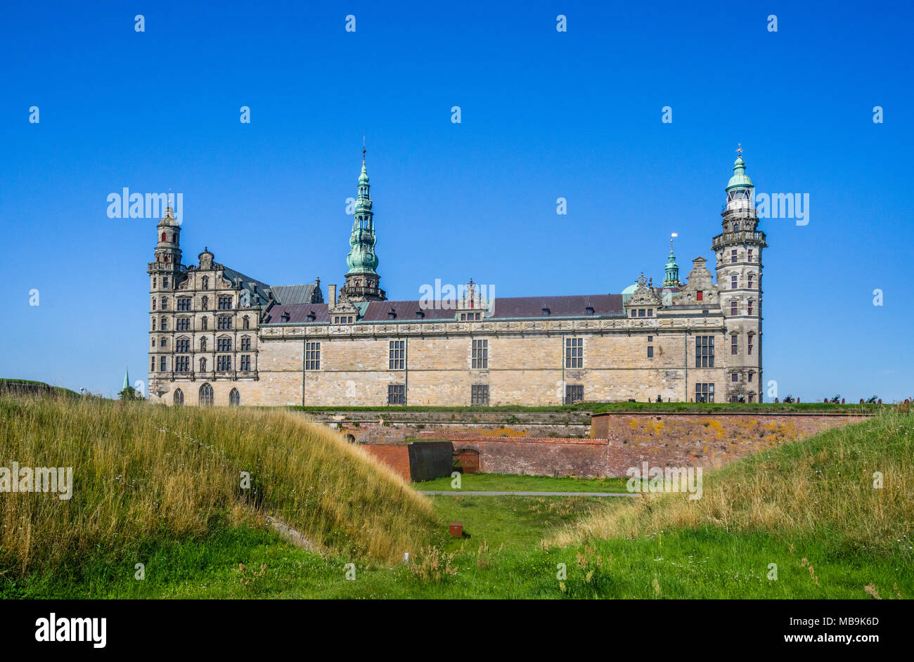 Le Château de Kronborg massif s'élève derrière les murs, le magnifique défense château Renaissance est immortalisé comme Elseneur dans William Shakespeare Haml Banque D'Images