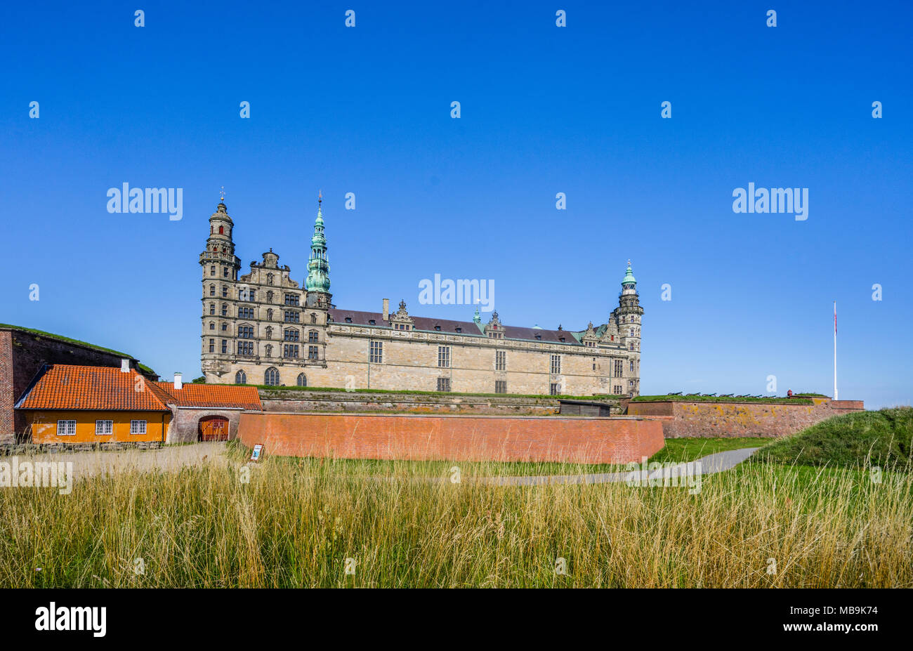Le Château de Kronborg massif s'élève derrière les murs, le magnifique défense château Renaissance est immortalisé comme Elseneur dans William Shakespeare Haml Banque D'Images