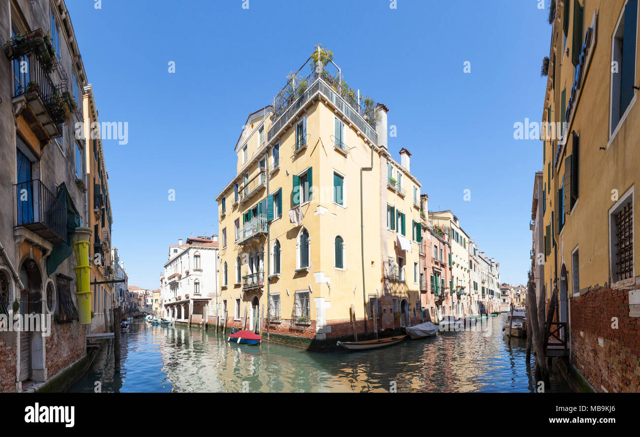 Panorama cousus de la confluence du Rio Priuli o de Santa Sofia et Rio Ca'Dolce, Canneragio, Venise, Vénétie, Italie avec des réflexions sur l'eau Banque D'Images