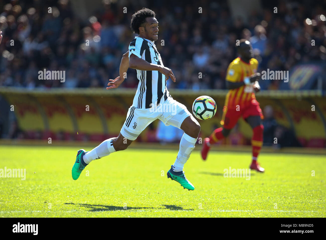 Napoli, Italie. Apr 7, 2018. Juan Cuadrado de Juventus contrôle le ballon au cours de la Serie A TIM match entre Calvi et la Juventus au Stadio Ciro Vigorito en Benevento, Italie. Credit : Giampiero Sposito/Alamy Live News Banque D'Images