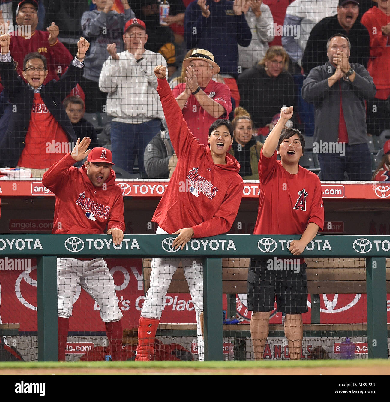 Shohei Ohtani du Los Angeles Angels dans reatcs la 7ème manche de la Ligue Majeure de Baseball pendant la partie contre les Athletics d'Oakland au Angel Stadium à Anaheim, en Californie, États-Unis, le 6 avril 2018. Credit : AFLO/Alamy Live News Banque D'Images