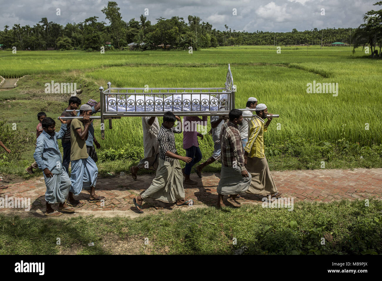 Coxs Bazar, le Bangladesh. Sep 29, 2017. Le 28 septembre, 15 corps ont été retrouvés sur l'Inani Beach, dans le sud du Bangladesh. Ils ont été Rohingya qui sont morts en tentant de fuir en bateau de Myanmar.Le jour suivant, les résidents de la ville de Inani Beach a pris les corps à terre à proximité de les enterrer. 29/09/2017. Credit : Olmo Calvo/ZUMA/Alamy Fil Live News Banque D'Images