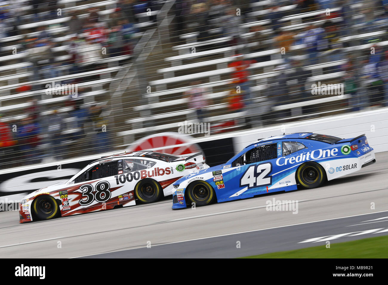 Ft. Worth, Texas, USA. 8Th apr 2018. 08 avril 2018 - Ft. Worth, Texas, USA : Kyle Larson (42) et David Ragan (38) Bataille pour la position au cours de l'O'Reilly Auto Parts 500 à la Texas Motor Speedway à Ft. Worth, Texas. Crédit : Chris Owens Asp Inc/ASP/ZUMA/Alamy Fil Live News Banque D'Images