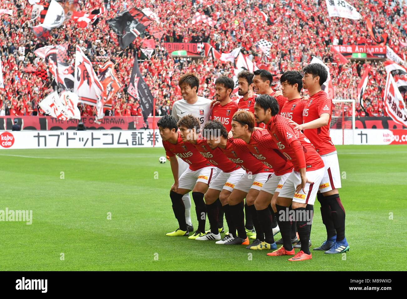 Saitama, Japon. Apr 7, 2018. Urawa Reds line-up du groupe l'équipe de football/soccer : Urawa Reds team photo de groupe (rangée du haut - de gauche à droite) Shusaku Nishikawa, Yuki Abe, Mauricio, Tomoaki Makino, Wataru Endo, Takuya Aoki, (rangée du bas - de gauche à droite), Yosuke Kashiwagi Yuki Muto, Tadaaki Hirakawa, Daisuke Kikuchi et Shinzo Koroki avant le J1 2018 match de championnat entre Urawa Red Diamonds 1-0 Vegalta Sendai à Saitama Stadium 2002 à Saitama, Japon . Credit : AFLO/Alamy Live News Banque D'Images