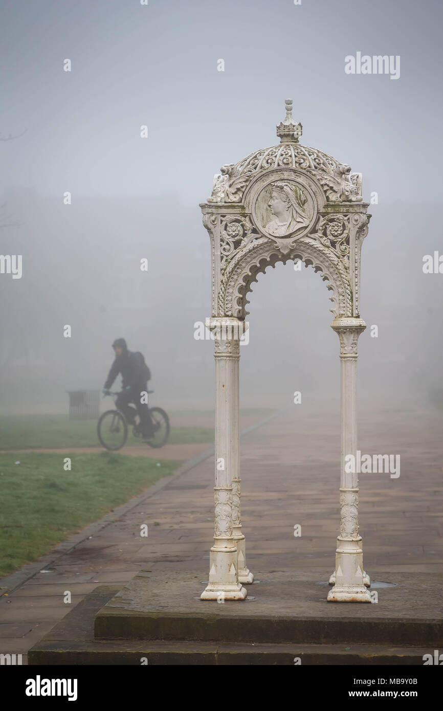 Warrington, Cheshire, Royaume-Uni. Le 9 avril, 2018. Sur un lundi matin brumeux, le 9 avril 2018, un cycliste à travers les jardins de la Reine à Warrington, Cheshire, Angleterre, Royaume-Uni sur le chemin du travail Crédit : John Hopkins/Alamy Live News Banque D'Images