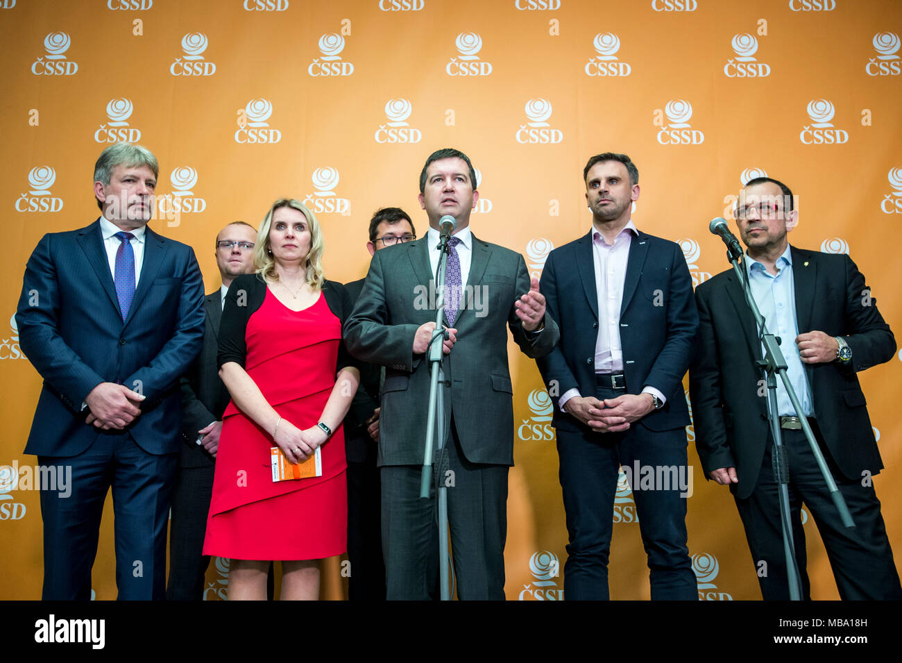 Le congrès du Parti Social-démocrate tchèque (CSSD) a choisi gouverneur régional Martin Netolicky (2e de gauche), les législateurs Jaroslav Foldyna (droite) et Roman ONDERKA (à gauche) et homme politique régional Jana Fialova (3e de gauche) son nouveau vice-présidents à Hradec Kralove, République tchèque, le 7 avril 2018. Sur la photo sont vus aussi le président Jan Chvojka (4e de gauche), chef du parti Jan Hamacek (centre) et le vice-président Jiří Zimola (2e à partir de la droite). (CTK Photo/David Tanecek) Banque D'Images