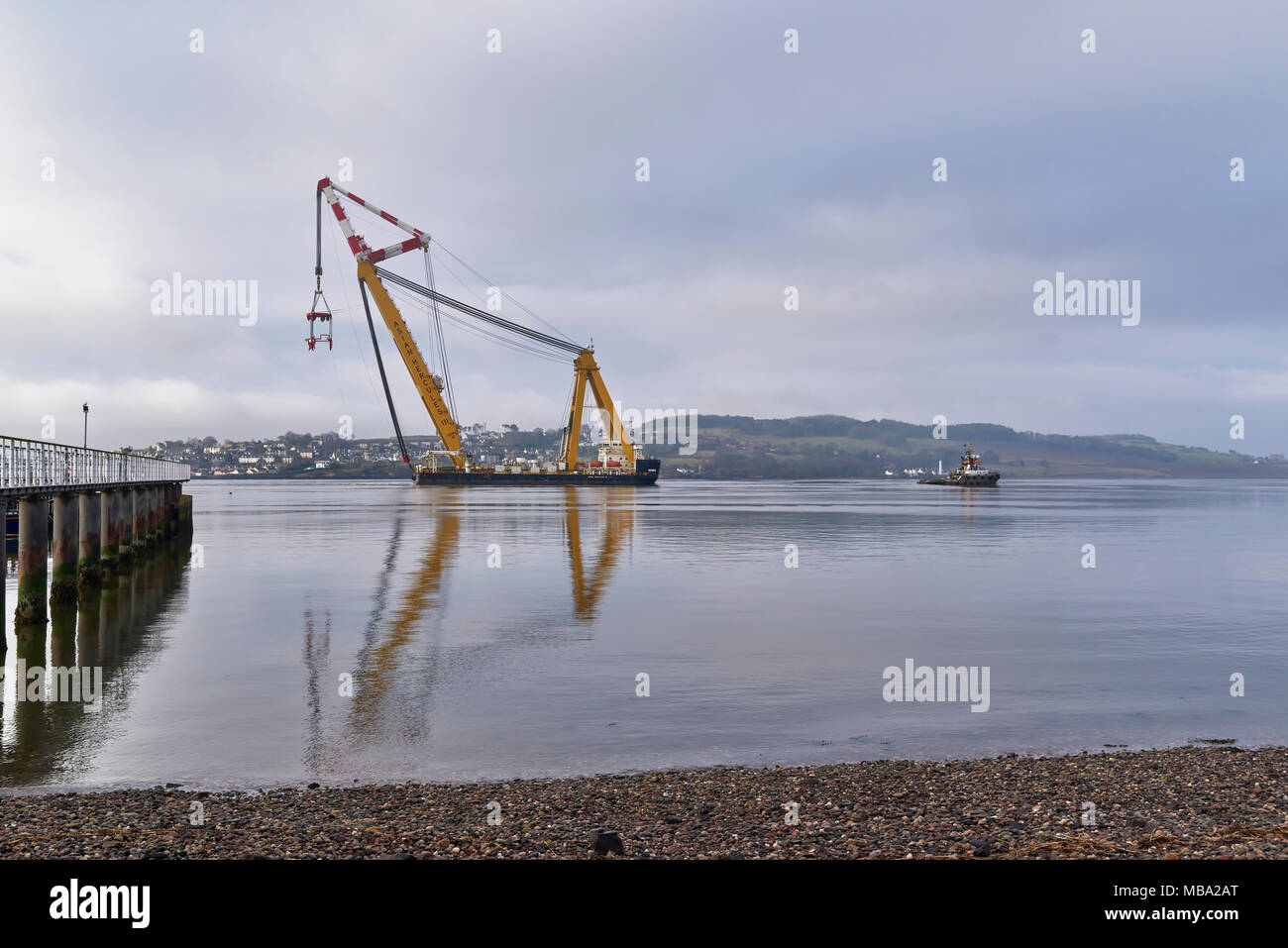 Dundee, Écosse, Royaume-Uni, le 9 avril 2018, l'Asian Hercules III la plus grande grue Sheerleg dans l'estuaire de la Tay à Dundee, Royaume-Uni. Les juges crédit Walters/Alamy Live News Banque D'Images