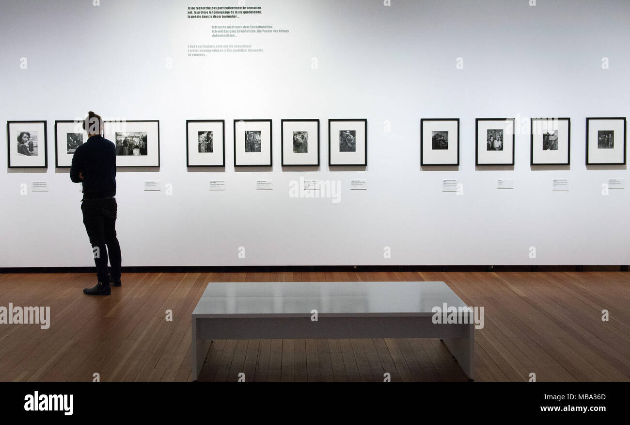 Un homme debout dans l'exposition du travail de photographe français Robert Doisneau intitulée 'Vom Handwerk zur Kunst' (de l'artisanat à l'Art) au Martin-Gropius-Bau à Berlin, Allemagne, 08.12.2016. Dans le monde d'utilisation | Banque D'Images