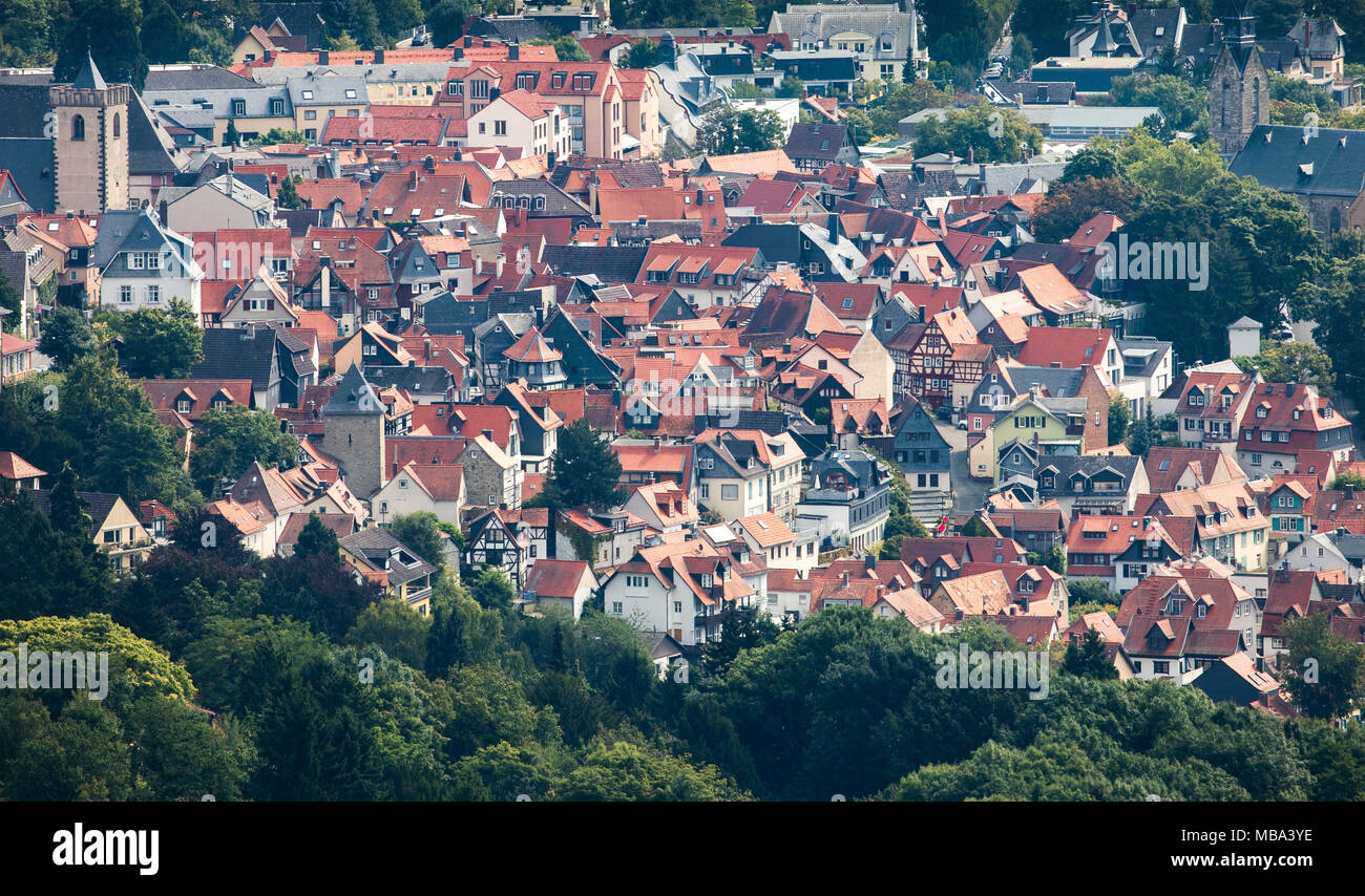 Kronberg, Allemagne. Août 25, 2017. Maisons de la vieille ville de Kronberg im Taunus, Allemagne, 25.08.2017 sur la photo sous le soleil des pays voisins Falkenstein. Crédit : Frank Rumpenhorst/dpa | dans le monde d'utilisation/dpa/Alamy Live News Banque D'Images