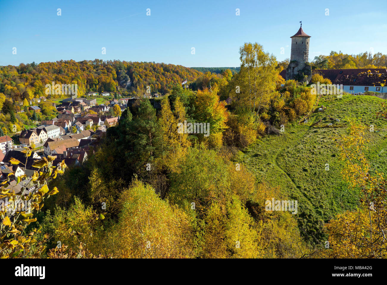 Waischenfeld, Allemagne. 14Th Oct, 2017. Une vue de Waischenfeld en Bavière, Allemagne, entouré par des bois d'automne du 14.10.2017. Le festival littéraire marquant la réunion du groupe des auteurs Gruppe 47 ont eu lieu ici. Crédit : Nicolas Armer/dpa | dans le monde d'utilisation/dpa/Alamy Live News Banque D'Images