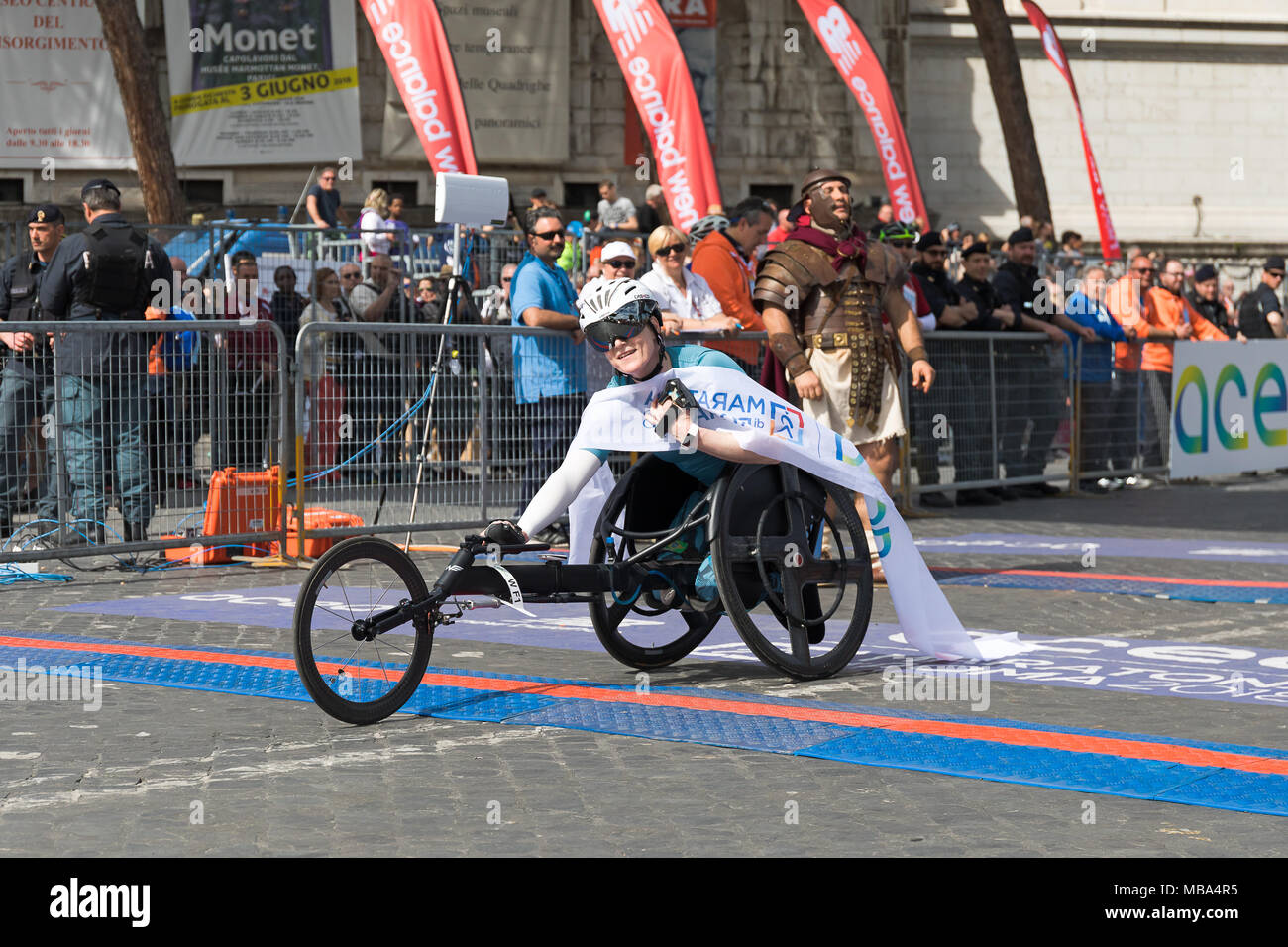 Rome, Italie - 8 Avril 2018 : Margriet van den Broek, vainqueur de la 24e édition du Marathon de Rome et courir pour le plaisir dans la catégorie fauteuil roulant des femmes. Margriet van den Broek a votre arrivée à la ligne d'arrivée. Credit : Polifoto/Alamy Live News Banque D'Images