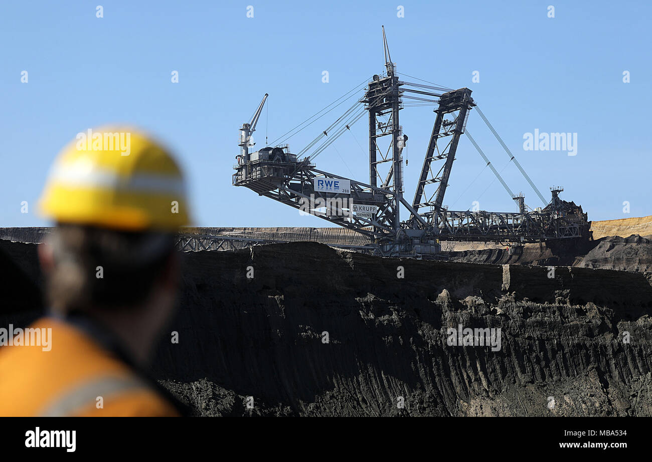 06 avril 2018, l'Allemagne, Grevenbroich : Un employé de RWE Power se dresse sur une roue-pelle à la surface de l'exploitation minière Garzweiler dans la région d'exploitation du lignite rhénan. Photo : Oliver Berg/dpa Banque D'Images