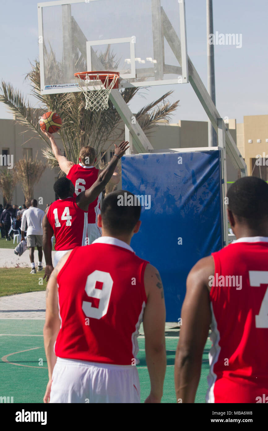 Soldats et marins américains en ce moment stationné au camp comme Sayliyah, Qatar, jouer au basket-ball au cours de Qatar sport national des Forces armées au camp activités jour Meqdam, Qatar, le 13 février 2018. Le sport national du Qatar est un événement annuel de promotion de l'importance du sport et comme un bon moyen de rapprocher le personnel. (U.S. Army Banque D'Images