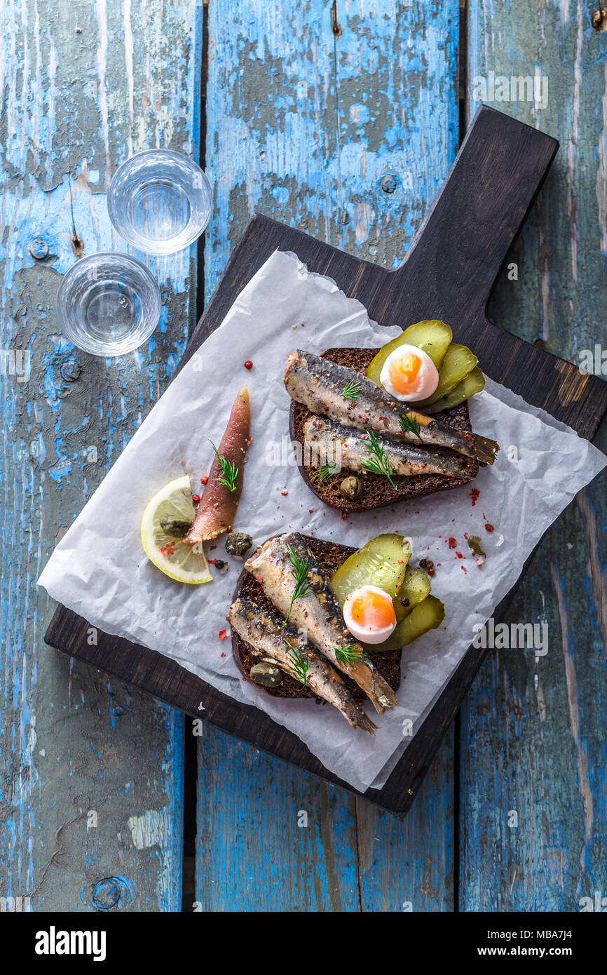 Le seigle Sandwich avec anchois et oeufs,. Banque D'Images
