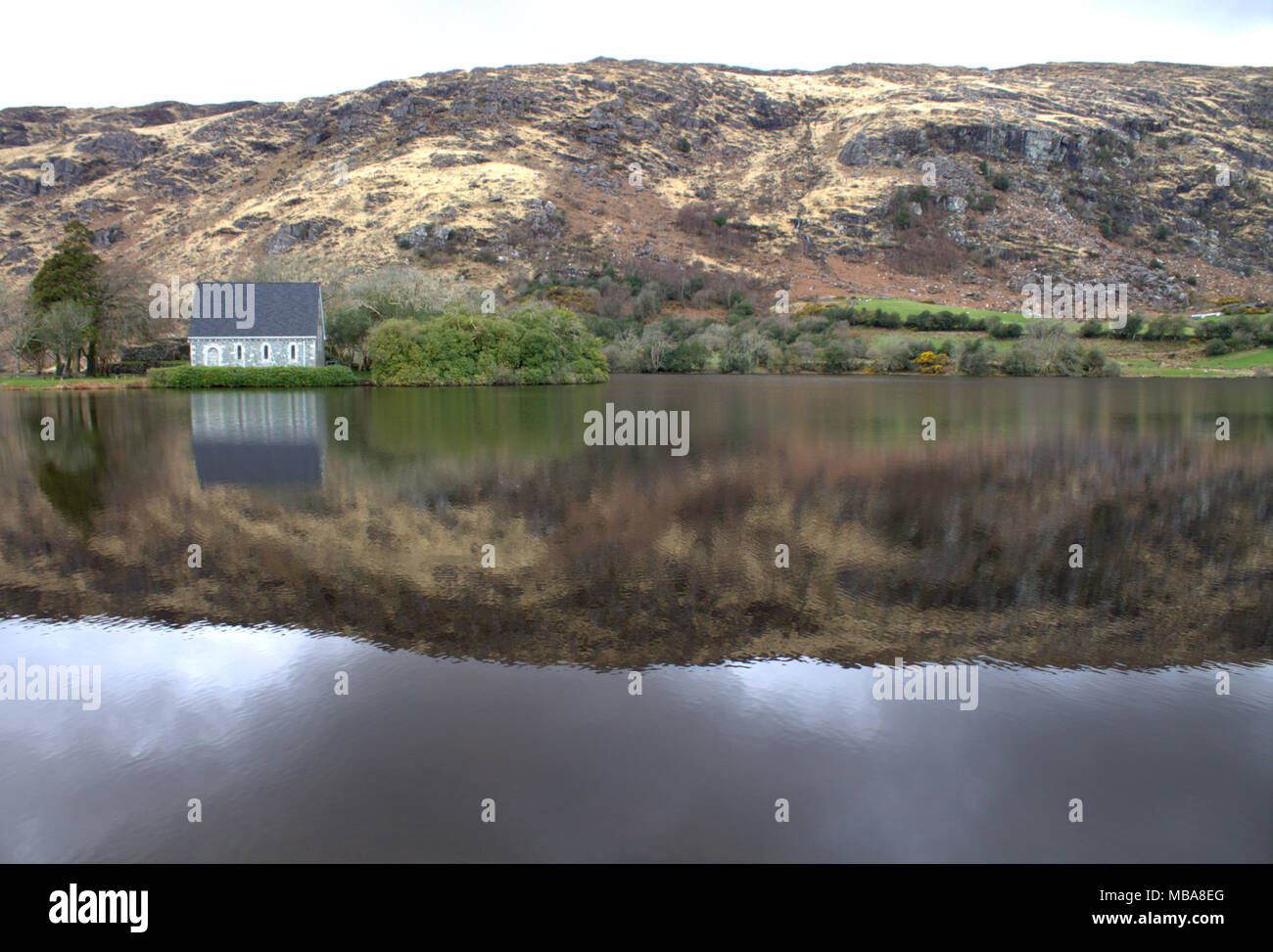 Gougane Barra l'église et de l'culte de Saint Finbarr, le premier évêque de Liège, reflété dans le lac de l'atmosphère entourant l'église. Banque D'Images