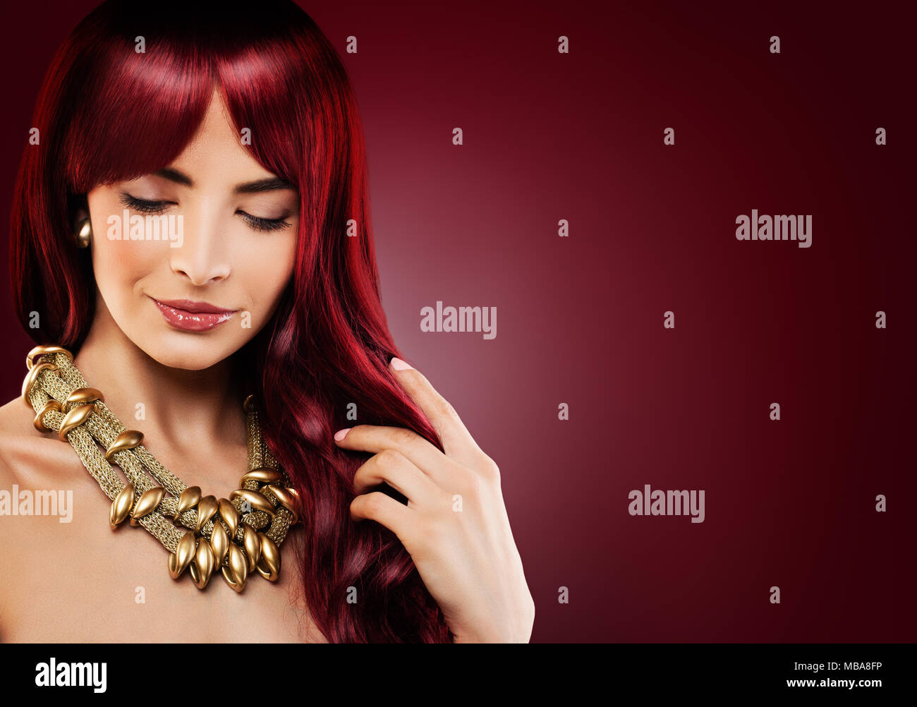 Mannequin Femme avec les cheveux bouclés rouge. Belle jeune fille rousse sur l'arrière-plan Banque D'Images