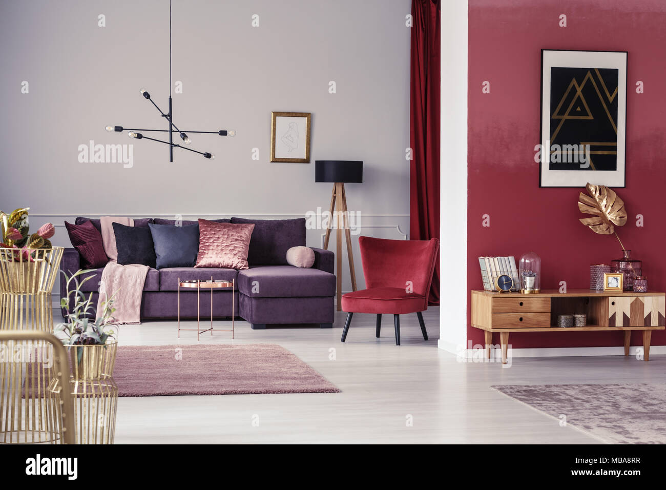 Appartement spacieux, marron intérieur avec canapé d'angle, fauteuil rouge et armoire en bois Banque D'Images