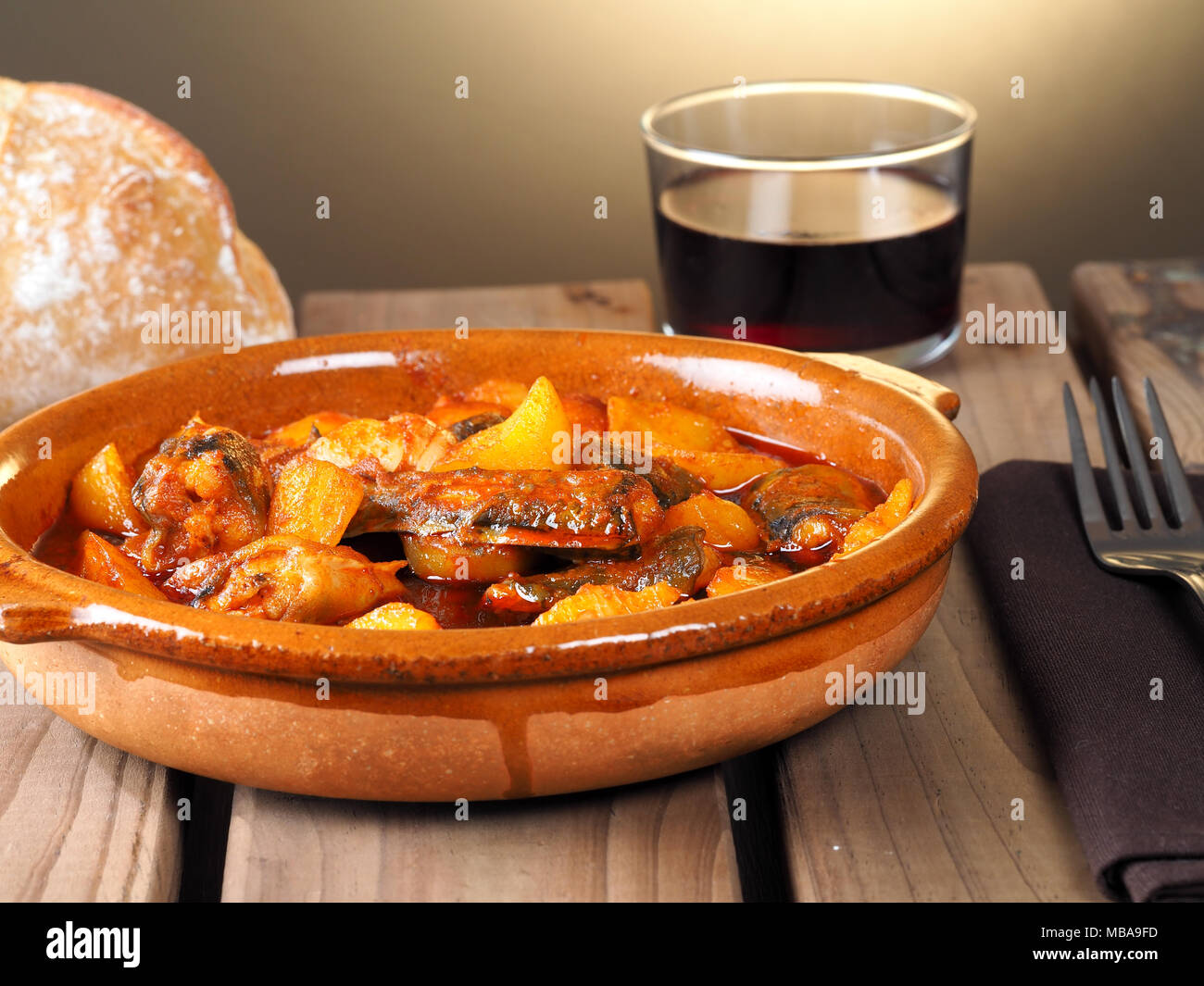 Tout ce que j'Pebre de Anguila - Anguille européenne avec l'ail et le paprika plat traditionnelle de Valence, un ragoût avec des pommes de terre, de l'anguille européenne, l'ail et le paprika. Banque D'Images