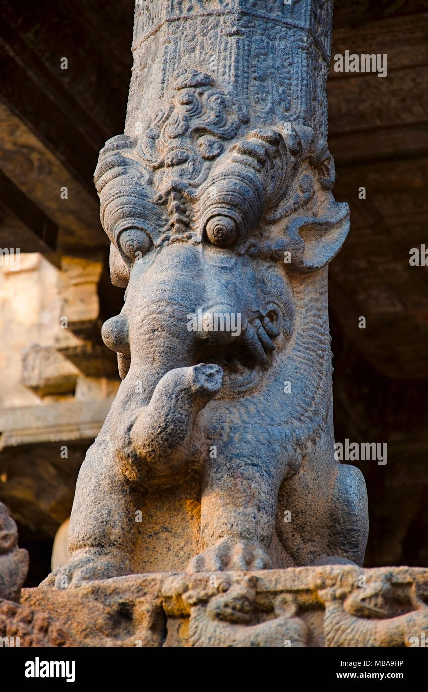 À l'intérieur sculpté Narasimha pilier du temple d'Airavatesvara, Darasuram, près de Kumbakonam, Tamil Nadu, Inde. Temple de Shiva hindou de l'architecture, Banque D'Images